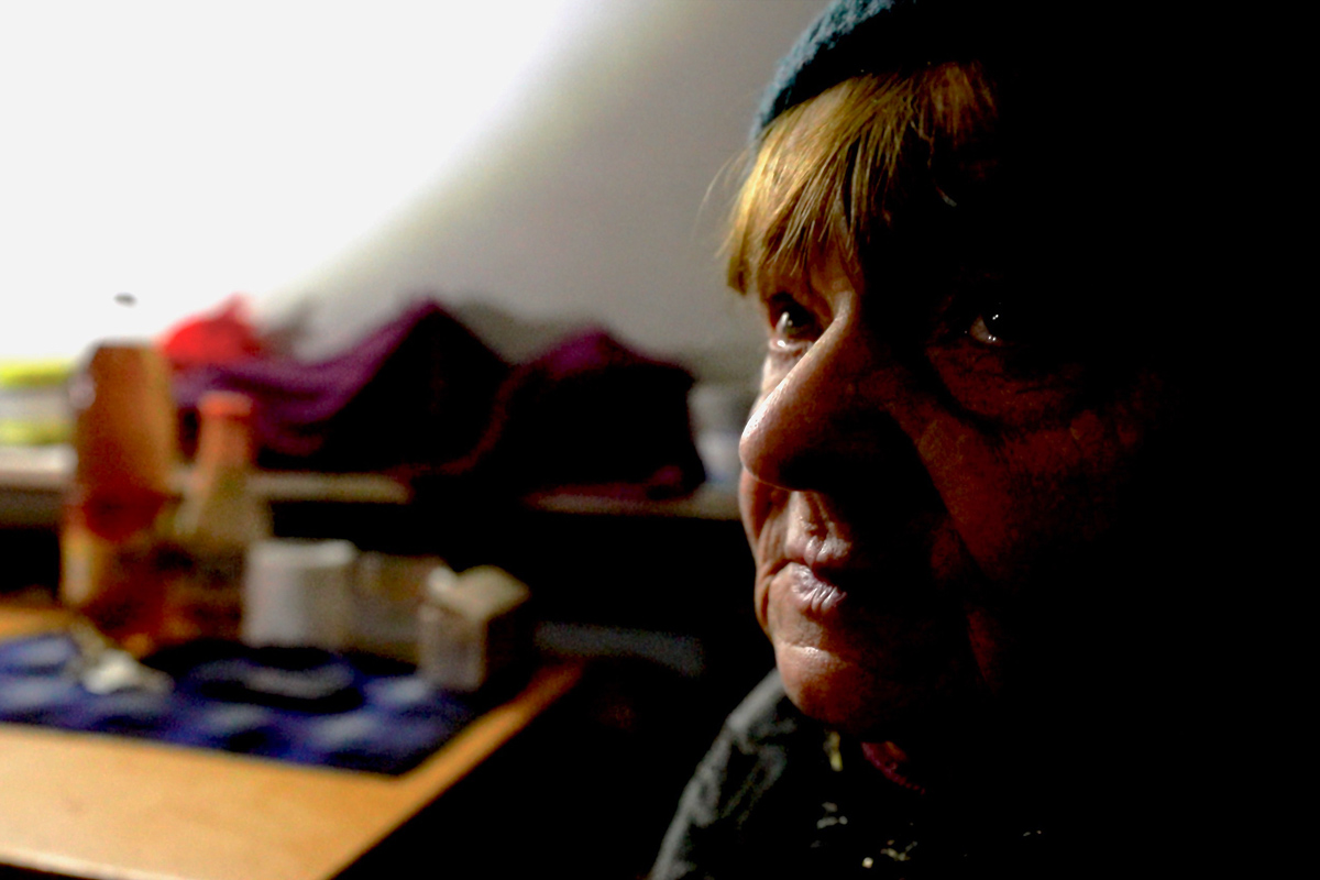 Marija Vasilivna kaže da je njen muž bio suviše bolestan da bi došao u sklonište i iskrvario je na smrt posle ruskog bombardovanja/BBC / Darren Conway