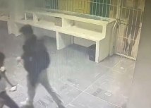 Video prikazuje kako naoruano osoblje odbija da otkljua vrata iako kree poar/Twitter