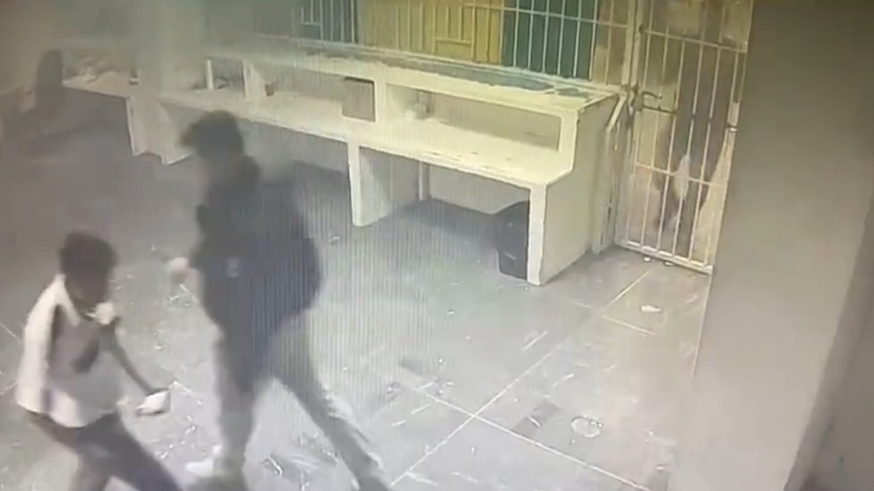 Video prikazuje kako naoruano osoblje odbija da otkljua vrata iako kree poar/Twitter