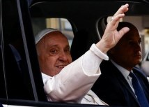 Papa po izlasku iz bolnice mae vernicima/Reuters