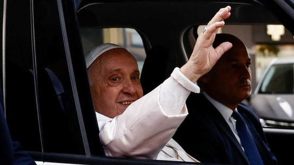 Papa po izlasku iz bolnice maše vernicima/Reuters