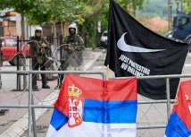 Srbi nastavili protest, a osim srpskih trobojki postavili su i zastavu na kojoj piše: &Samo protestujemo, bez nasilja&/GEORGI LICOVSKI/EPA-EFE/REX/Shutterstock