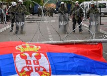 Slika iz Zveèana - srpske zastave na bodljikavoj žici, u pozadini pripadnici KFOR-a ispred zgrade lokalne opštine/GEORGI LICOVSKI/EPA-EFE/REX/Shutterstock