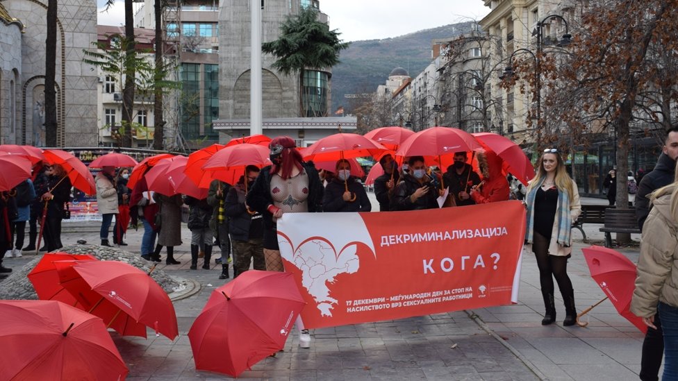 &Pored toga to nemamo zakonski okvir koji regulie seksualni rad kao profesiju, iskljueni smo iz paketa mera koje je Vlada obezbedila kao podrku graanima u krizi“, poruile su seks radnice u na maru u Skoplju 2021./STAR UDRUENJE