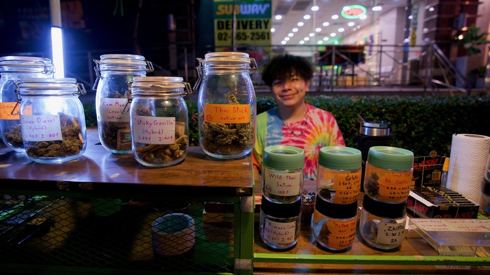 Trava se prodaje na ulici u raznim oblicima, a tu je popularni tajlandski tap/Lulu Luo/BBC