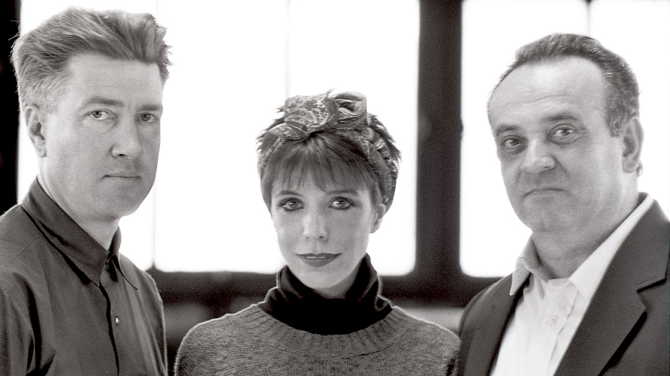 Dejvid Lin (levo), pevaica Duli Kruz (u sredini) i kompozitor Anelo Badalamenti (desno) 1989./Getty Images