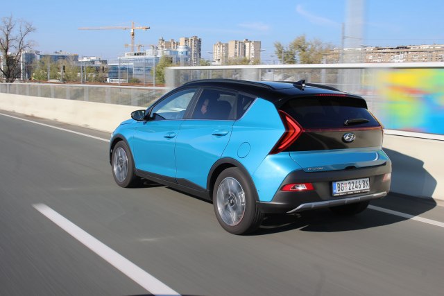 Hyundai Bayon 1.0 T-GDI 7DCT: zapremina 998 ccm; snaga 74 kW (100 KS) pri 6000 o/min; maks. o. mom. 172 Nm pri 1500-4000 o/min