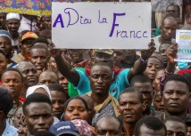 &Zbogom Francuska&, piše na jednom od plakata tokom redovnih demonstracija pristalica puèa u Nijameju, glavnom gradu Nigera/Reuters