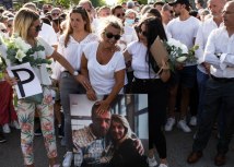Udovica Filipa Monguja Veronika drži njihovu sliku. Kako kaže, pravda nije zadovoljena/Getty Images