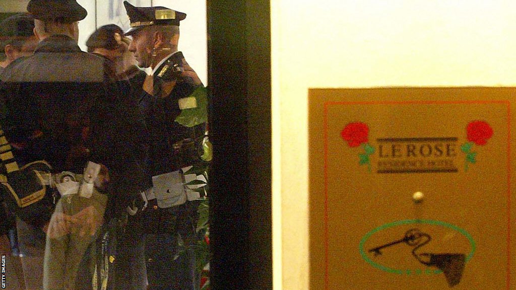 Italijanska policija u hodniku hotela 'Residence Le Rose', rano ujutro 15. februara 2004. godine, nakon pronalaska tela Marka Pantanija/Getty Images