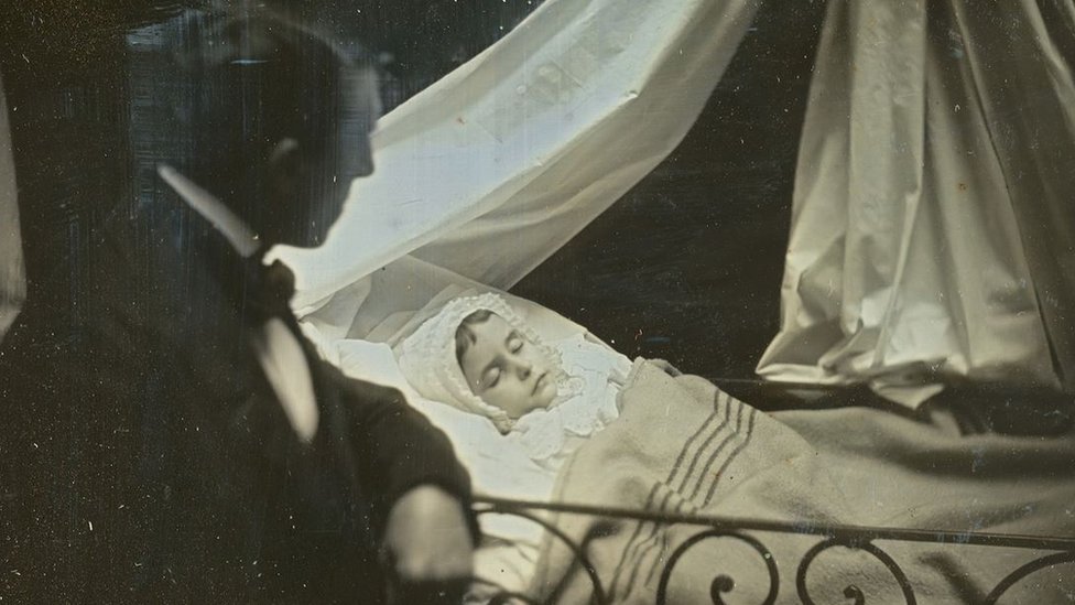 Fotografisanje umrlih bilo je uobièajno u mnogim kulturama poèetkom 20. veka - ova sliku je napravio francuski umetnik oko 1850. godine/Heritage Art/Getty Images