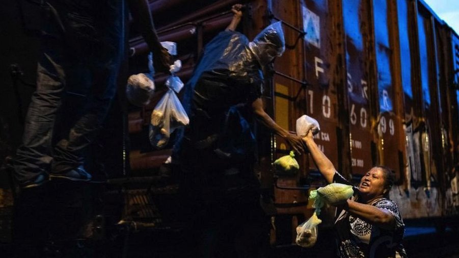 Migranti čekaju satima, a ponekad i danima, kako bi se ukrcali na voz La Bestija koji ide do Meksika/Getty Images