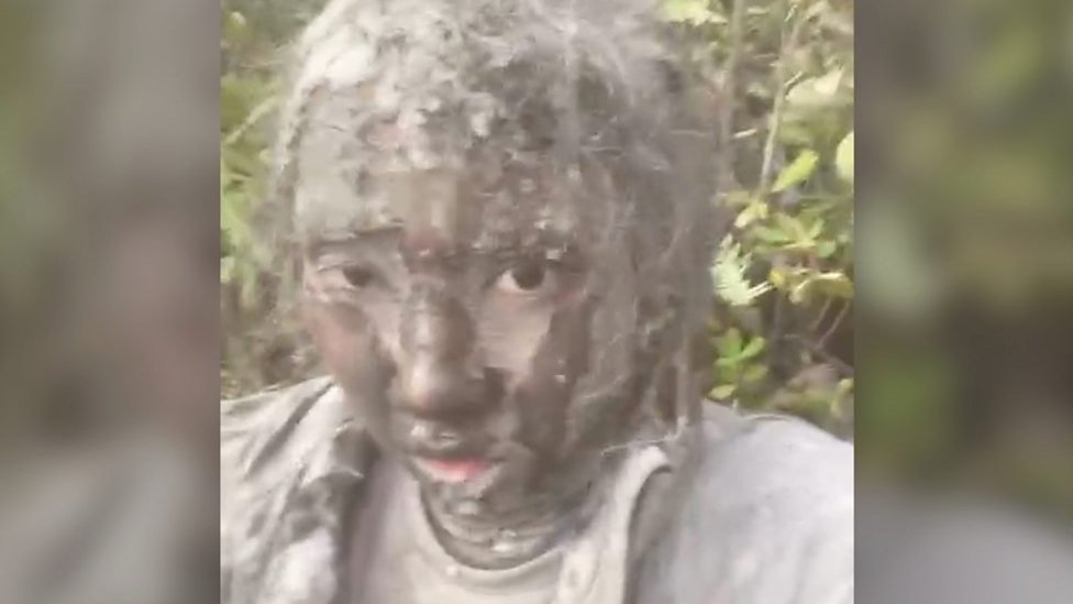 Devojka prekrivena vulkanskim pepelom/BBC