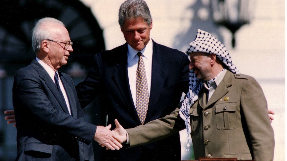 Fatah Jaser Arafat, lider PLO-a (desno), rukuje sa izraelskim premijerom Ehudom Barakom (levo), a izmeðu njih je amerièki predsednik Bil Klinton/Reuters