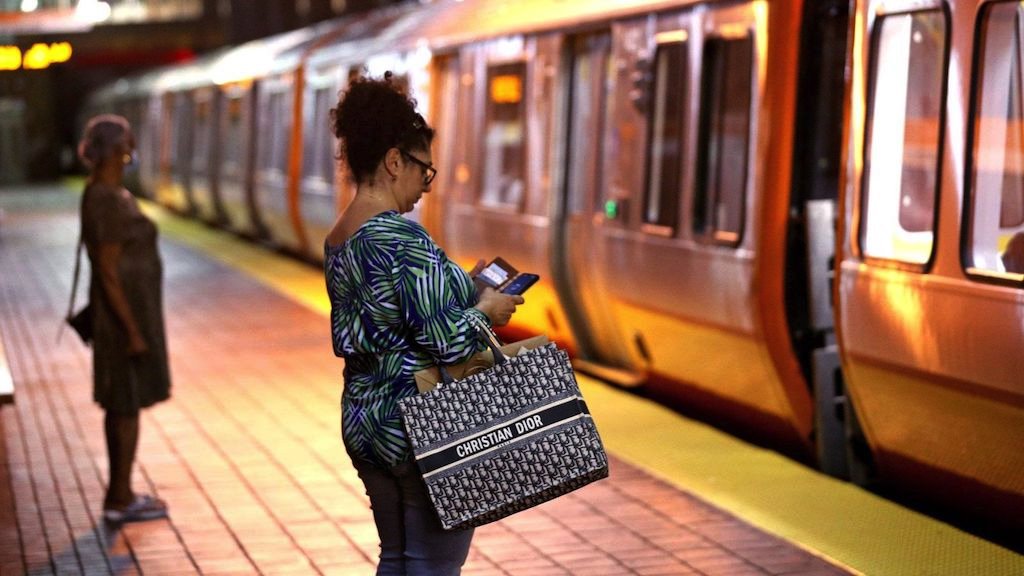Iako je etikecija da se uti u javnom prevozu, moda e vam razgovor sa nepoznatom osobom putovanje uiniti zanimljivijim/Getty Images
