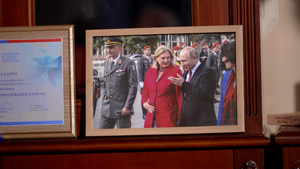 najsl ima fotografije nje i ruskog predsednika izloene u s radnoj sobi u njenoj vili u Sankt Peterburgu/BBC
