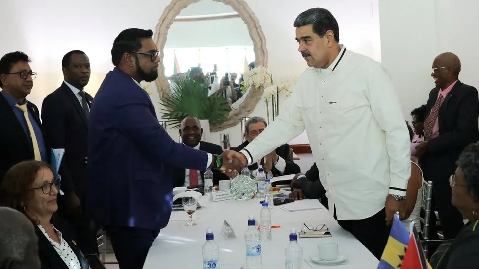 Predsednik Venecuele Nikolas Maduro (desno) sa predsednikom Gvajane Irfanom Alijem/AFP