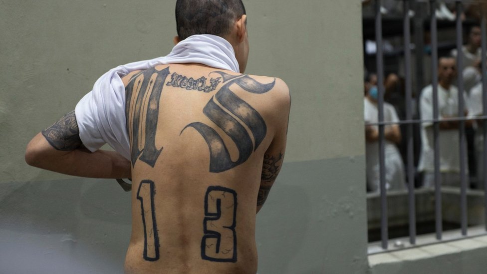 Tetovaža ovog zatvorenika ukazuje na to da je èlan bande Mara Salvatruèa/Lissette Lemus/BBC
