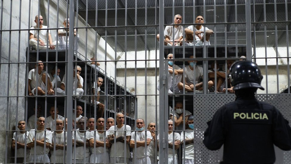 U elijama, zatvorenici spavaju na etvorospratnim krevetima/Lissette Lemus/BBC