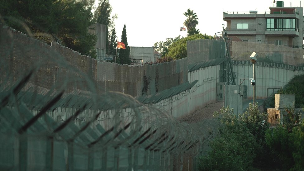 Ograda od bodljikave žice i kamere protežu se duž granice oko izraelskog grada Metule/BBC