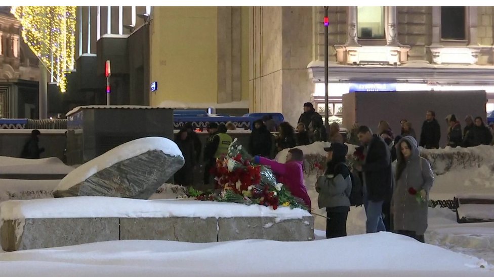 Despite warnings not to take part in protests, Muscovites laid flowers on Friday at the Solovetsky stone/BBC
