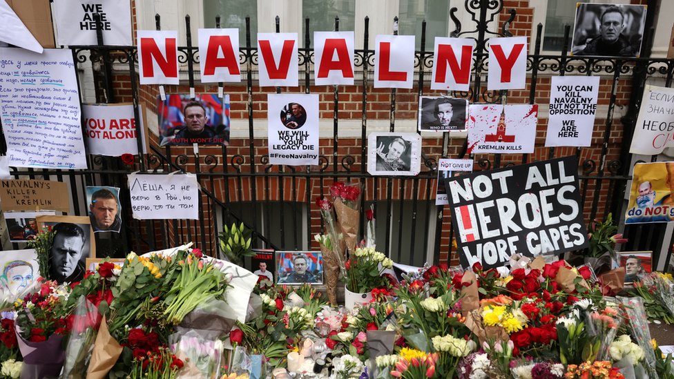Poruke i cvee kod ruske ambasade u Londonu/HOLLIE ADAMS/Reuters
