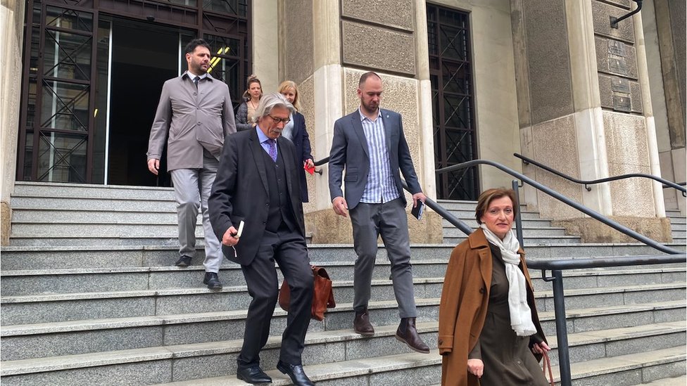 Zavrnom roitu pred Apelacionim sudom u Beogradu prisustvovala je nekolicina novinara i diplomata - policija nije dozvolila fotografisanje okrivljenog/BBC