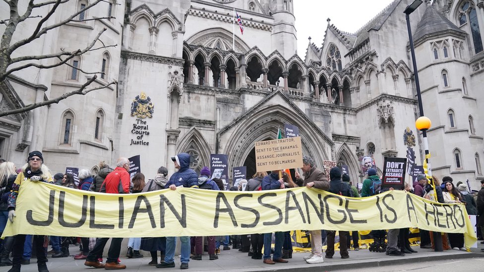 'Dulijan Asan je heroj', transparent ispred suda u Londonu/Jonathan Brady/PA