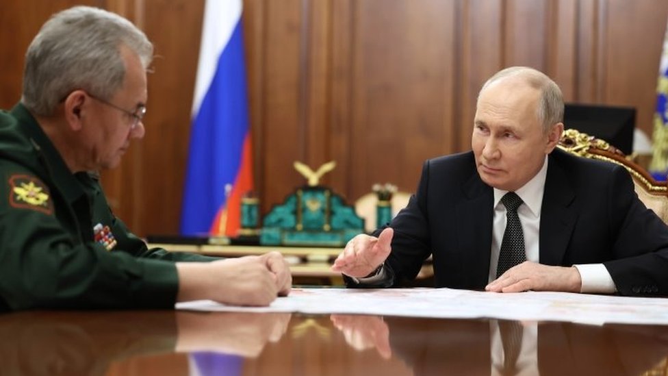 Vladimir Putin i ministar odbrane Sergej ojgu u razgovoru koji je emitovan na ruskoj televiziji/EPA