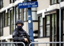 Naoružana policija ispred maksimalno obezbeðene sudnice zvane &Bunker& u Amsterdamu/Getty Images
