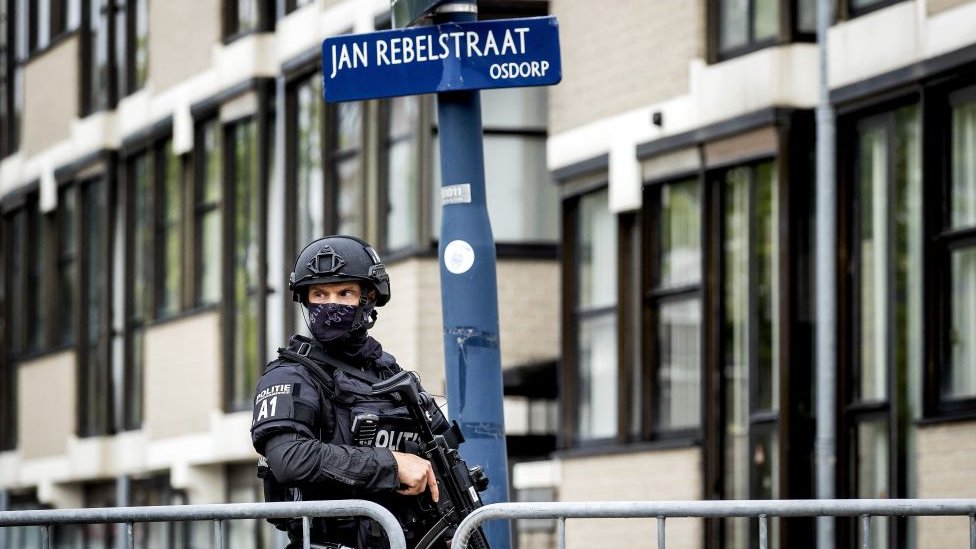 Naoruana policija ispred maksimalno obezbeene sudnice zvane &Bunker& u Amsterdamu/Getty Images