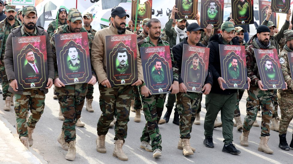 Grupa Irake iitske narodne mobilizacione snage (PMF) koju podrava Iran nosi slike ljudi ubijenih u nedavnim amerikim vazdunim napadima/AHMED JALIL/EPA-EFE/REX/Shutterstock