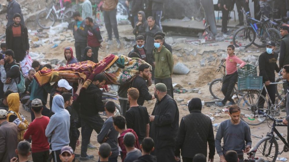 Palestinci kau da su posle povlaenja izraelske vojske u i oko bolnice pronali desetine mrtvih tela/Reuters