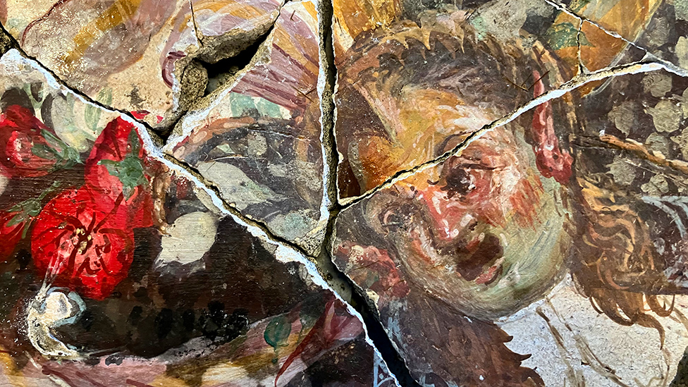 Arheolozi su morali da sloe delove freske sa tavanice koja je razbijena tokom erupcije vulkana/BBC/Jonathan Amos