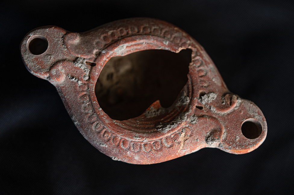 Kutije pune artefakata: Jedna od mnogih uljanih lampi pronaenih tokom iskopavanja/BBC/Tony Jolliffe