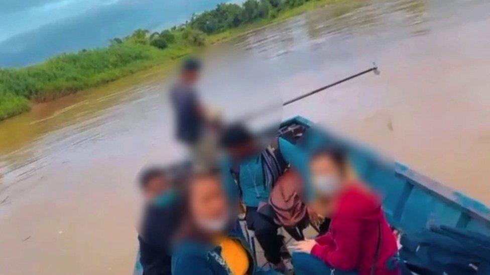 Tajlandske vlasti su spasile Nila i prebacile ga na sigurno, preko reke/Nopporn Wichachat