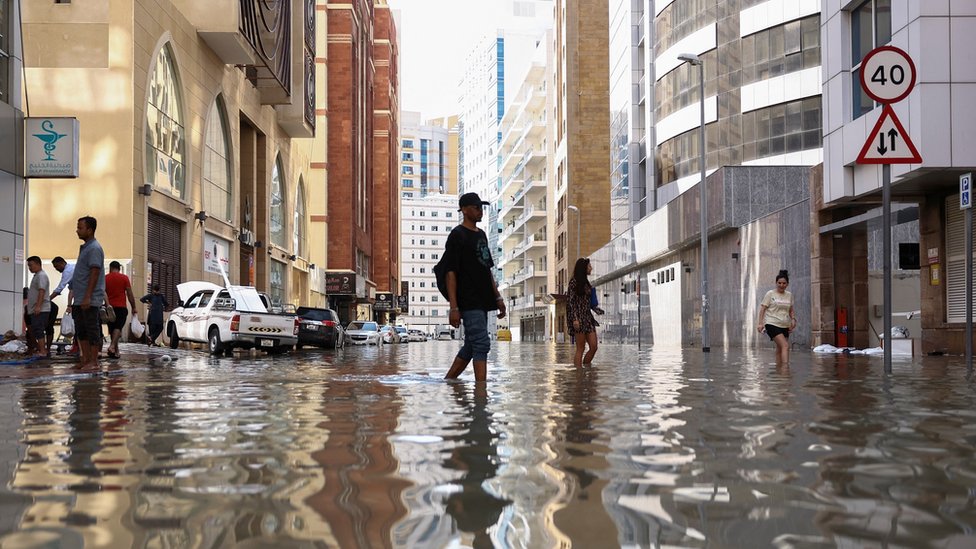 Ljudi hodaju kroz poplavne vode izazvane obilnim kiama u Dubaiju/Reuters