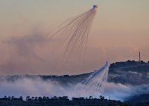 Snimljena 16. oktobra iznad sela Dajra, ova slika prikazuje tipian oblak dima u obliku hobotnice. Delovi jo uvek svetle dok otrovna municija pada prema zemlji/AP