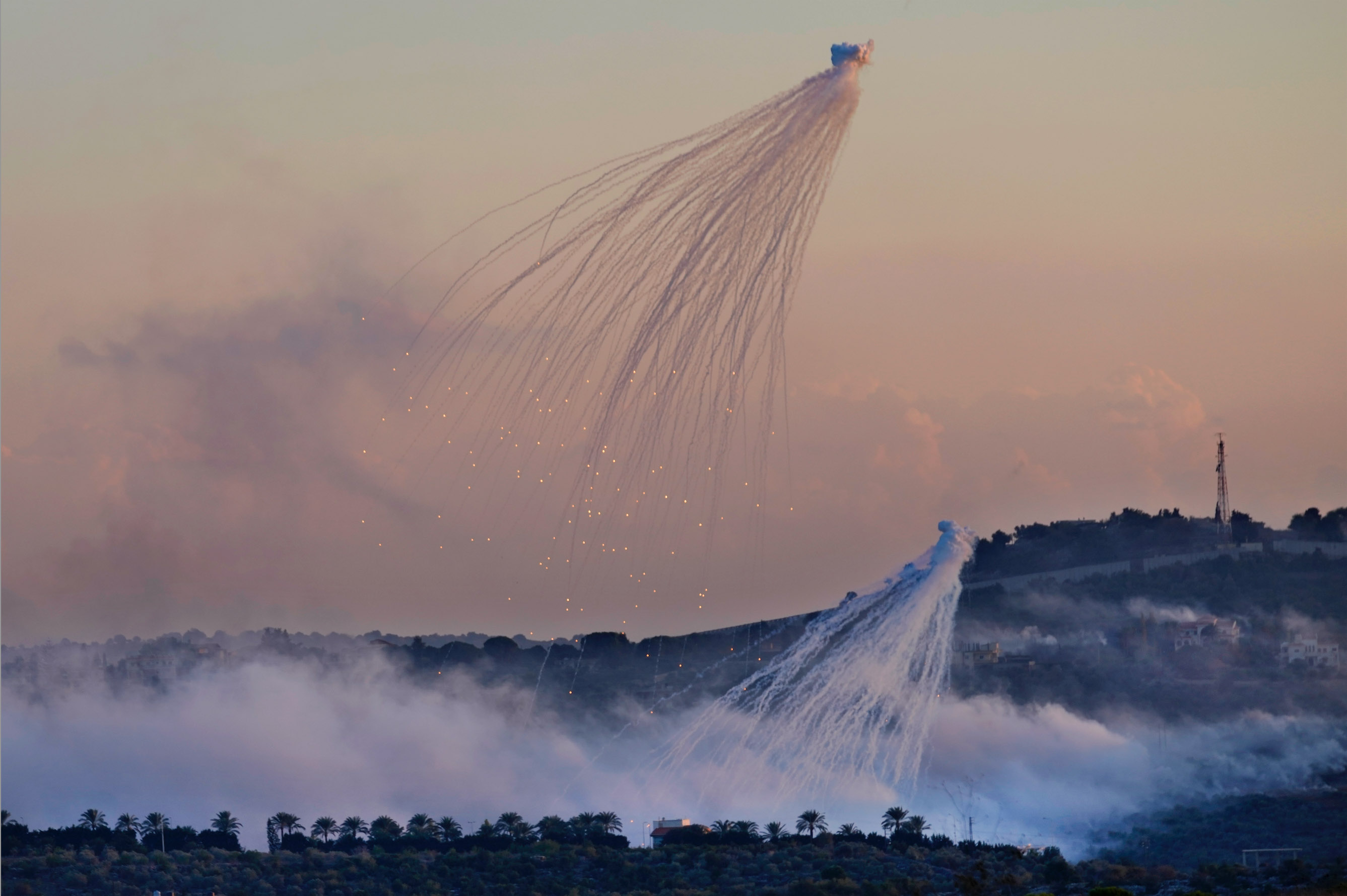 Snimljena 16. oktobra iznad sela Dajra, ova slika prikazuje tipian oblak dima u obliku hobotnice. Delovi jo uvek svetle dok otrovna municija pada prema zemlji/AP