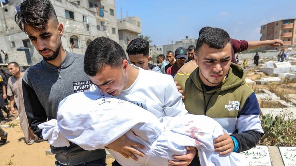 Sahrane se odravaju na grobljima u Gazi svakodnevno dok se izraelski udari nastavljaju/Getty Images