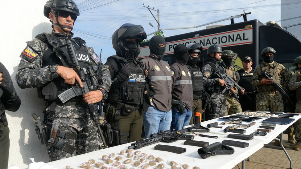 Policajci pokazuju drogu, oruje i telefone zaplenjene u Gvajakilu u martu 2024. godine/Getty Images