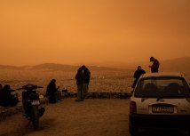 Uprkos lepoti narandaste nijanse nad Atinom, oblaci peska predstavljaju veliki rizik za ljude sa respiratornim bolestima/AFP