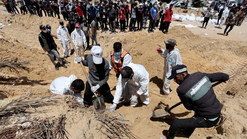 Palestinski radnici iskopavaju tela u bolnici Naser lopatama jer nemaju teku mehanizaciju/Reuters