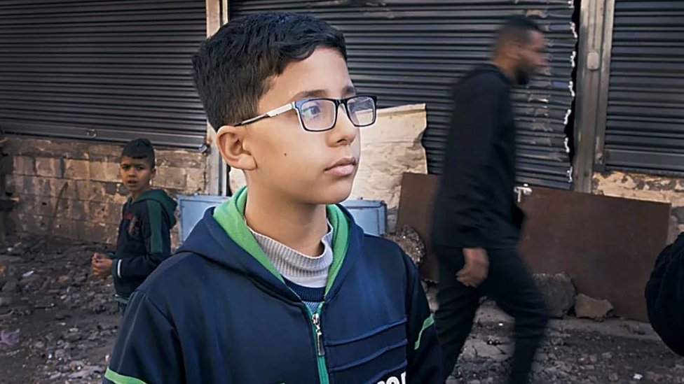 Hajtam (12) je rekao da su vojnici unitili &sve& u njihovom domu i da im je jedan pretio noem/BBC