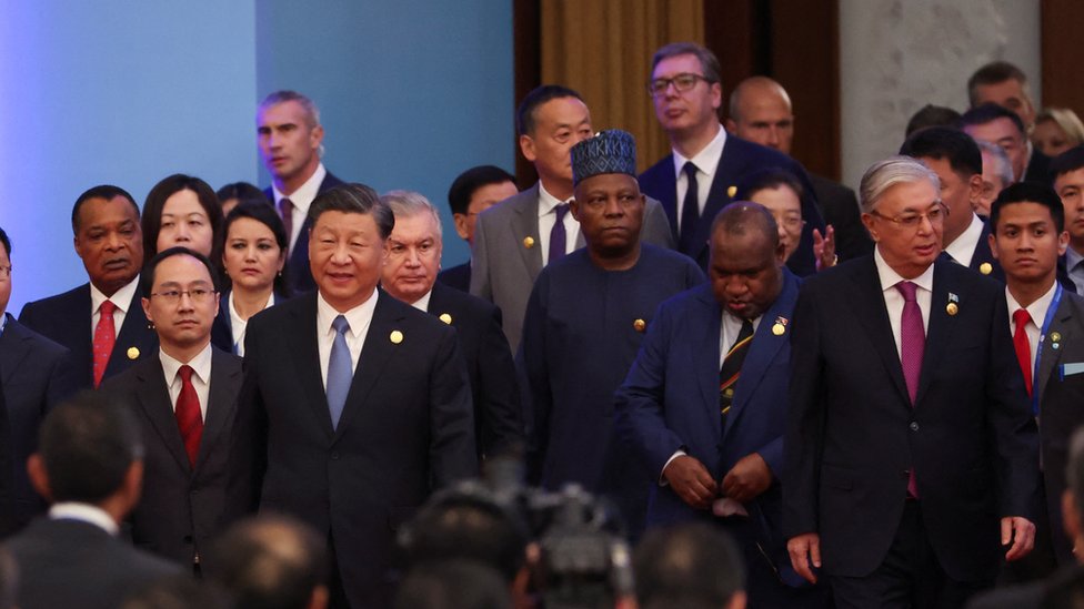 Kineski predsednik Si inping na otvaranju meunarodnog foruma Pojas i put u Pekingu 17. oktobra 2023. godine sa predstavnicima stranih zemalja, meu kojima je i Aleksandar Vui/REUTERS/Edgar Su