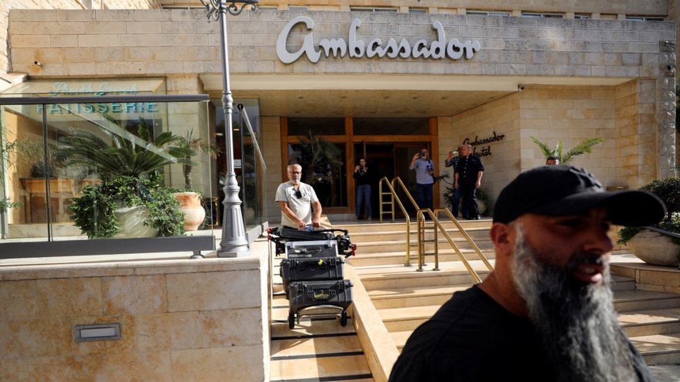 Iz hotela Ambasador, gde je sedite Al Dazire u Jerusalimu, izneta je medijska oprema/Reuters