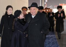 Kim Dong Un sa suprugom Ri Sol Ju (levo) i erkom Kim Ju Ae (u sredini) prisustvovao je vojnoj paradi/Reuters