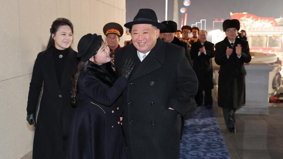 Kim Dong Un sa suprugom Ri Sol Ju (levo) i erkom Kim Ju Ae (u sredini) prisustvovao je vojnoj paradi/Reuters