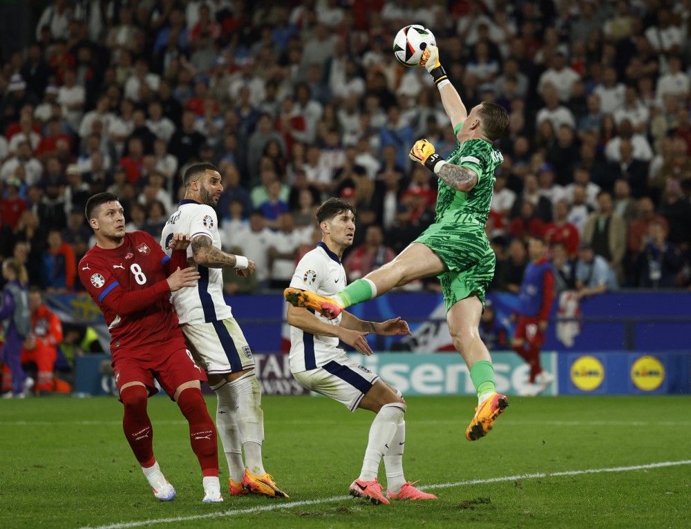 Golman Engleske Pikford brani jedan od udaraca srpskih igraa/REUTERS/John Sibley