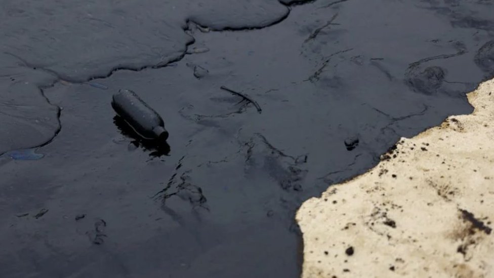 Plastina flaa prekrivena naftom/Reuters